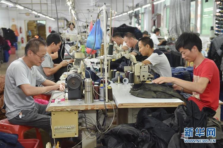 7月31日,在福建省石狮市一家服装厂,工人在加工服装.